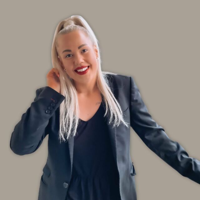 Pitkästä aikaa feedpäivitystä tännekin! 🤎 Työrintamalla on pitänyt kiirettä ja somen sisällöntuotantoa, koulutuksia ja promokeikkoja on tullut tehtyä paljon viime aikoina. 🥰👩🏼‍💻

Tänään tajusin myös, että oon ollut yrittäjä jo reilu puoli vuotta - mihin tää aika katosi? 🥹 Oon äärettömän kiitollinen kaikista asiakkaistani ja töistä, mitä saan tehdä. 🫶🏼

Jos kaipaat ammattitaitoista somekouluttajaa tai apua somen sisällöntuotannossa niin älä epäröi ottaa yhteyttä joko täällä Instagramissa tai sähköpostitse info@lasomemedia.fi. ⚡️

-
-
-
#sisällöntuotanto #sisältömarkkinointi #sisällöntuottaja #lasomemedia #promootio #promoottorit #sosiaalinenmedia #naisyrittäjät #instagramvalmentaja #motivaatio #valmennus #markkinointi